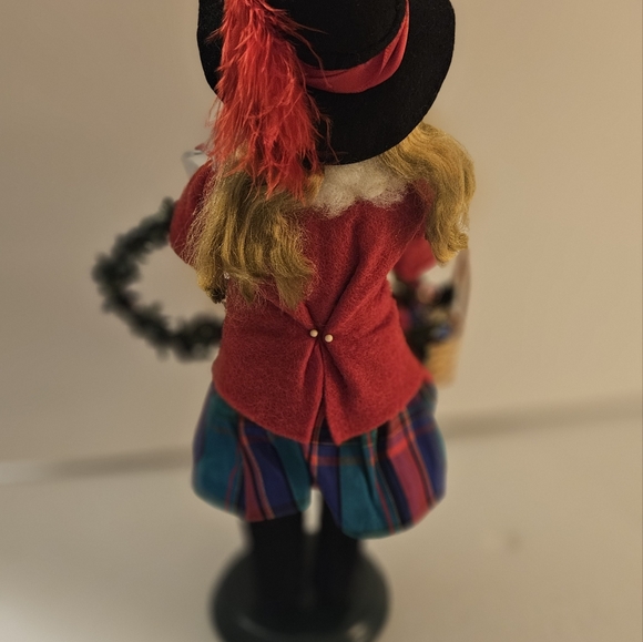 BYERS CHOICE GIRL CAROLER 2003 VICTORIA  25TH ANNIVERSARY  Wreath Present Basket - Picture 8 of 10